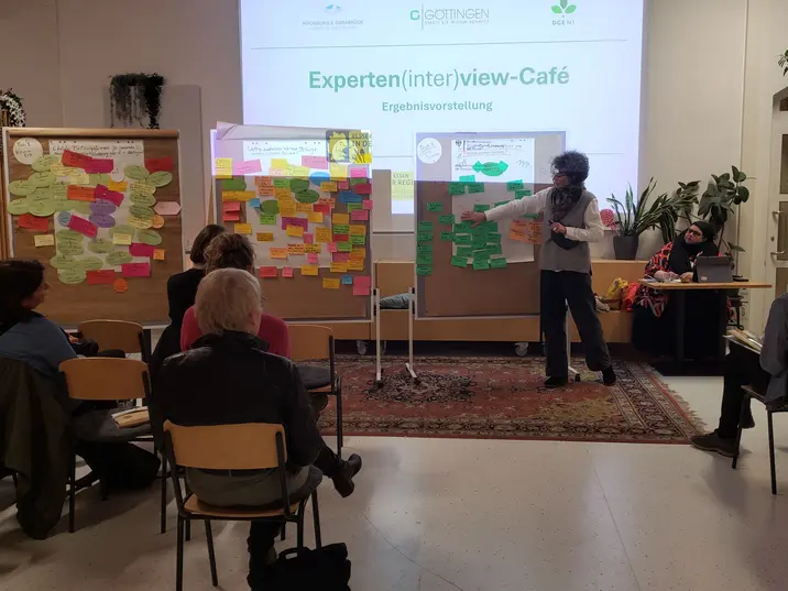 Foto der Veranstaltung "Experten(inter)view-Café" zeigt Dörthe Hennemann von der DGE Sektion Niedersachsen bei der Vorstellung der Ergebnisse