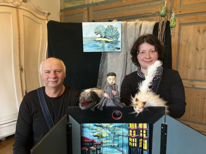 Kamishibai-Theater mit Darsteller*innen und Figuren