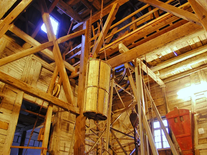 Erztonne im Schachtgebäude der Grube Samson