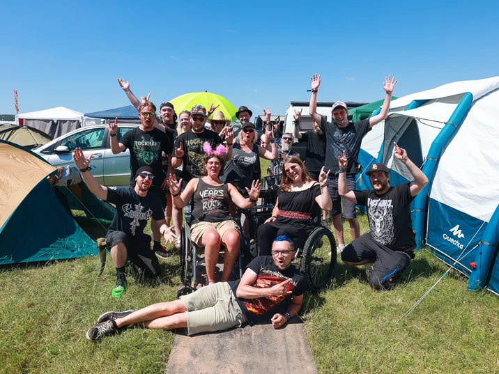 Besucher:innen des Rockharz Open Air, einige sitzen in einem Rollstuhl