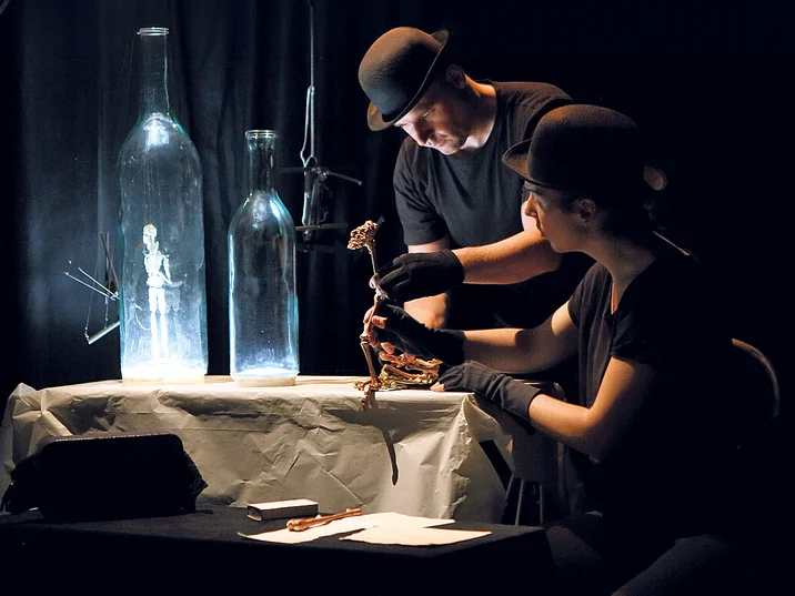 Dunkle Szene aus dem Stück Kafkabagage