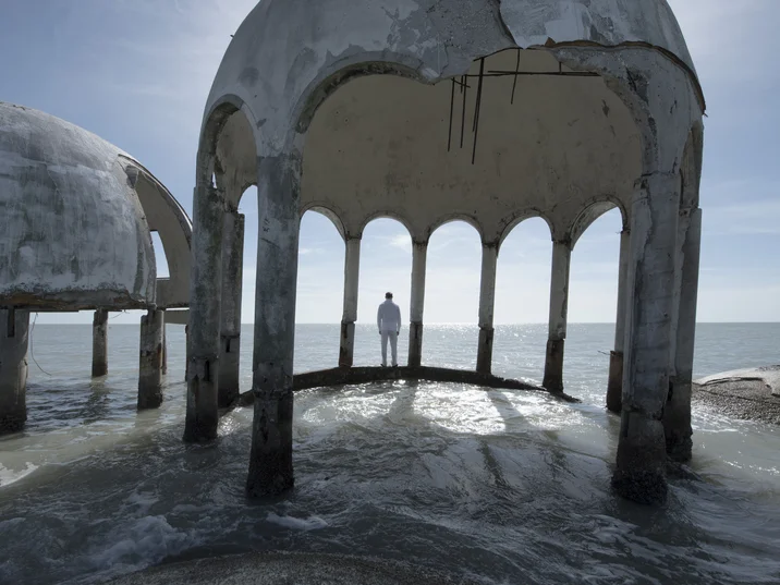 Simon Faithfull Reenactment for a Future Scenario no. 2: Cape Romano, HD video, 6min loop, 2019 Mit freundlicher Genehmigung des Künstlers